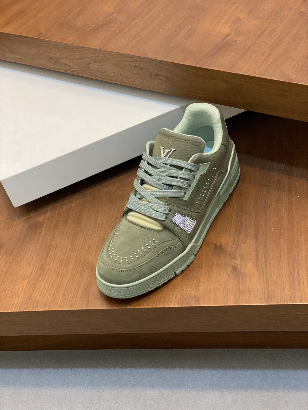 Men's men's shoes 💰820 Lujia New Color Men's 🧍‍♂️trainer sneakers, this LV Trainer sneaker is made of soft grained calfskin, showing pure tones, the #54 logo on the back traces the brand's birth in 1854, the designer's handwritten brand logo embellishes one side, designed by Virgil Abloh himself, a very commemorative sneaker, the new LV Louis Vuitton louis vuitton trainer sneaker low casual sports culture versatile basketball sneakers Size: 35-46 (customized for women 40, men 46)
